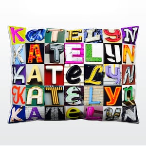 Oreiller personnalisé avec KATELYN dans les photos de lettres de signe ; Coussins de canapé personnalisés; Oreillers colorés; Oreiller photo; Oreillers de sofa
