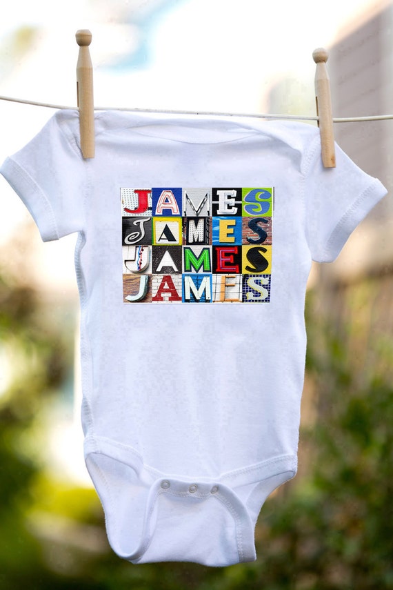 Body de bebe personalizado con el nombre JAMES mostrado en fotos de letras de signos Regalo del bebe baby shower