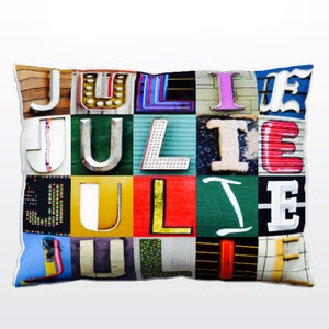 Oreiller personnalisé avec JULIE dans les photos de lettres de signe; Coussins de canapé personnalisés; Oreillers colorés; Oreiller photo; Oreillers de sofa