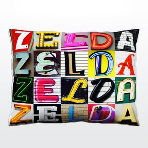 Oreiller personnalisé avec ZELDA dans les photos de lettres de signe; Coussins de canapé personnalisés; Oreillers colorés; Oreiller photo; Oreillers de sofa