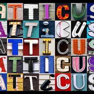 Könnte beinhalten: Der Name "Atticus" in bunten Buchstaben geschrieben, jeder Buchstabe hat eine andere Farbe und einen anderen Stil, mit einer Vielzahl von Hintergründen.