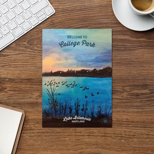 Bem-vindo a College Park, MD - Cartão em branco com o pôr do sol de Jamie sobre o Lago Artemesia Arte pintada na capa - Propriedade de mulheres/Propriedade de negros