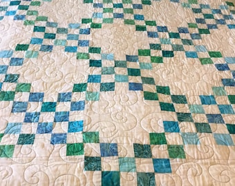 Edredón de cadena irlandesa de patchwork hecho a mano en azul y blanco / Edredón de cadena irlandesa hecho a mano como regalo /