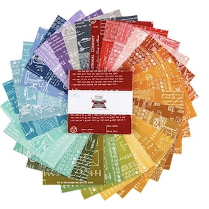 Puede incluir: Un abanico de cuadrados de tela multicolores, estampados con diseños de máquina de escribir o texto. La paleta de colores incluye azules, verdes, rojos y naranjas. Una etiqueta roja central muestra "TYPE" y un gráfico de máquina de escribir.