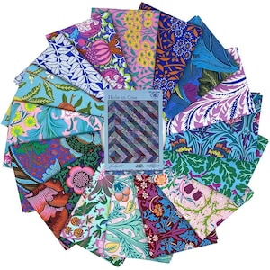 Op de afbeelding: Een verzameling kleurrijke stofstalen, gerangschikt in een cirkelvormig patroon. De stoffen hebben bloemen- en geometrische ontwerpen in tinten blauw, roze, paars, groen en oranje. Een kaart met de tekst "Hole in One" staat in het midden.