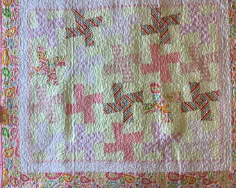 Edredón para bebé hecho a mano en forma de rueda de molino en color rosa con reverso rosa suave. Regalo para baby shower. Suzife Creations