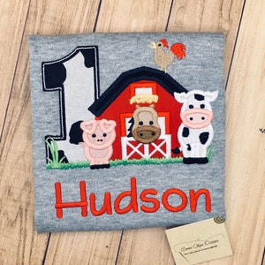 Camisa de fiesta de cumpleaños de Barnyard rojo para niños o niñas animales de granja 1er cumpleaños fiesta adorable bordado Barnyard Farm primer cumpleaños Grey Short Sleeve