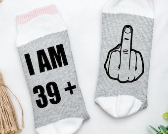 Rolig 40-årspresent, 40-årsdagsstrumpor, jag är 39 plus långfinger, roliga 40-årsdagsstrumpor, nyhetpresent