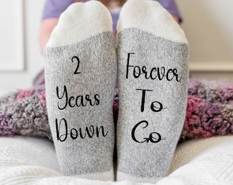 Bomullspresent till jubileum, 2 Years Down Forever To Go-strumpor, Bröllopsdagspresent, Present till honom, Present till henne, 2-årsjubileumspresent