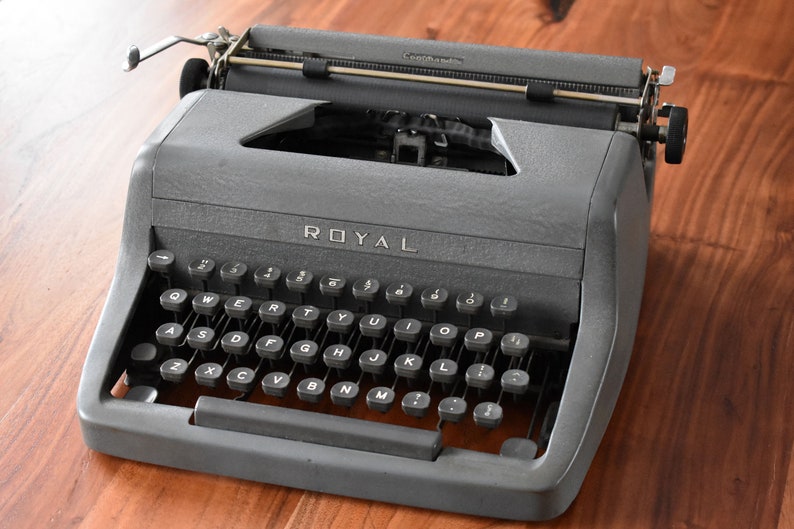 Original Case 100/% Functional Royal Commander Manual Typewriter Working Typewriter Comes with Fresh Ribbon