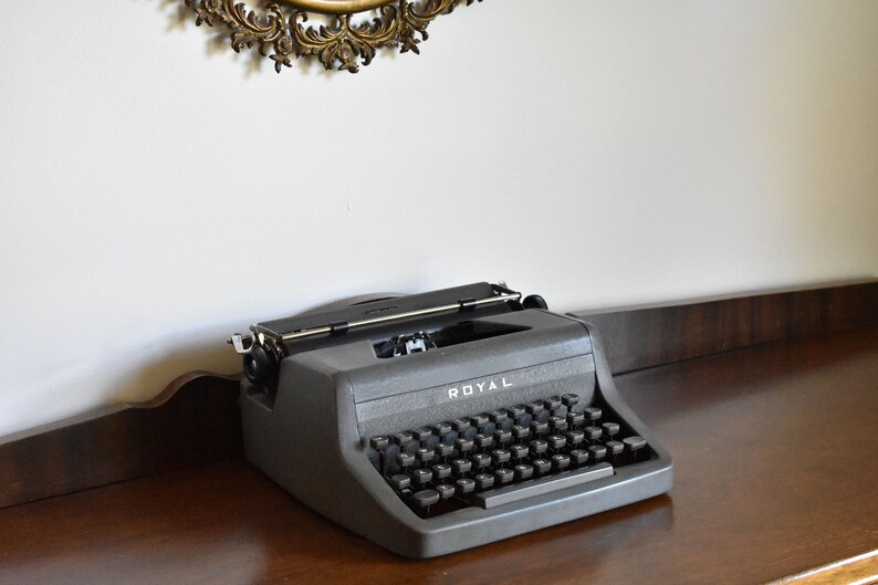 Original Case 100/% Functional Royal Commander Manual Typewriter Working Typewriter Comes with Fresh Ribbon