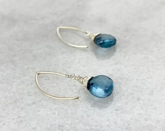 Boucles d'oreilles topaze bleue de Londres AAA, larmes de briolette véritables naturelles exotiques, avec couronne en argent sterling 925 enveloppée - Pierre de naissance de novembre