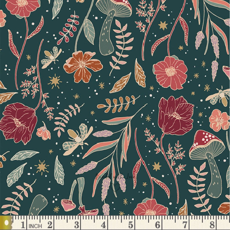 Pu&ograve; includere: Un tessuto verde scuro con un motivo ripetuto di fiori stilizzati, funghi e insetti. I fiori sono in tonalit&agrave; di rosso, arancione e rosa, con foglie verdi e beige. Il design include piccole stelle e punti bianchi.
