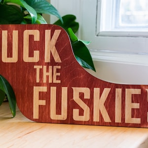 Huck the Fuskies Holzschild