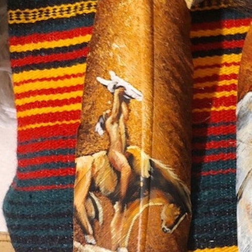 Grande plume peinte à la main, cheval indien au bout du chemin, dieu soleil, signée, décorée de perles, ficelles en cuir pour enveloppes