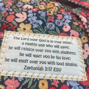 Mini colcha de oração - Sofonias 3:17 - 4,5" quadrado, feito à mão, com flores coloridas, presente de aniversário ou agradecimento