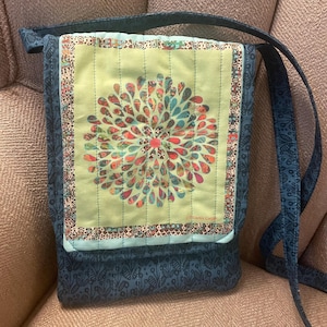 Monedero Crossbody Essentials - Teal Botanical - Compacto, liviano, sin hardware, ideal para billetera, teléfono celular, llaves del auto y anteojos de sol