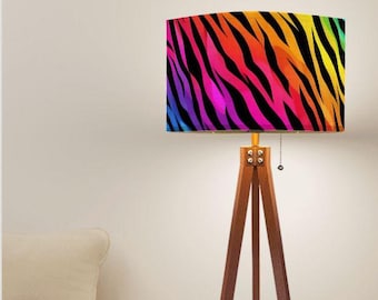 Lampadaire trépied à rayures zébrées arc-en-ciel | Décoration maximaliste