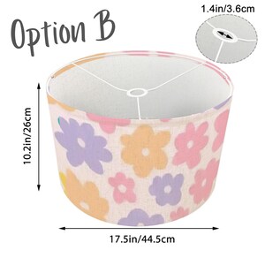 Pode incluir: Op&ccedil;&atilde;o B, um abajur de tambor branco com 26 cm de altura e 44,5 cm de largura com um padr&atilde;o floral rosa, laranja e roxo. O abajur tem uma abertura de 3,6 cm de di&acirc;metro na parte superior.