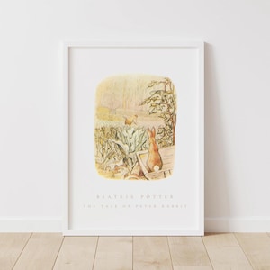Pode incluir: Uma ilustração vintage de um coelho castanho sentado em uma tábua de madeira em um jardim. O coelho está olhando para longe do observador. A ilustração é intitulada "Beatrix Potter, The Tale of Peter Rabbit".
