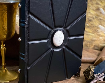 Diario de cuero negro hecho a mano con incrustaciones de howlita blanca. Grimorio de brujas, cuaderno de alquimia, libro de hechizos y libro de hechizos ocultistas.