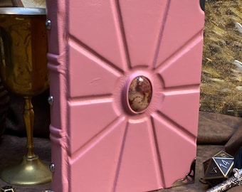 Diario de cuero rosa hecho a mano con incrustaciones de jaspe rojo. Grimorio de brujas, cuaderno de alquimia, libro de hechizos y libro de hechizos ocultos.
