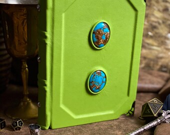 Diario de cuero verde hecho a mano con incrustaciones de turquesa y bronzita. Grimorio de brujas, cuaderno de alquimia, libro de hechizos, libro de hechizos ocultos.
