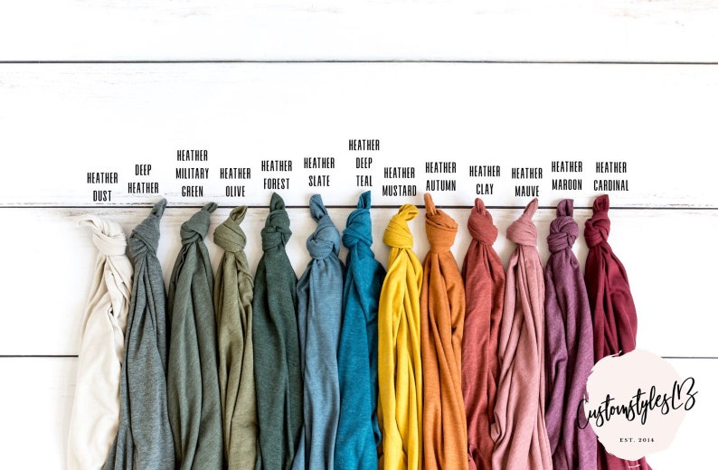 Pode incluir: Uma variedade de 15 t-shirts de diferentes cores, incluindo p&oacute; de heather, heather profundo, heather verde militar, heather oliva, heather floresta, heather ard&oacute;sia, teal profundo, heather mostarda, heather outono, heather argila, heather malva, heather vinho e heather cardeal.