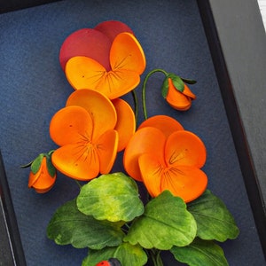 Pansy, Coccinella Arte incorniciata - Piccola arte da parete floreale - Fiori arancioni - Arte di carta 3D - Arte botanica - Arancione Verde Nero - Regalo per lei