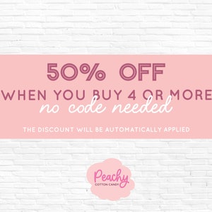 Op de afbeelding: Roze en witte afbeelding met de tekst "50% OFF WHEN YOU BUY 4 OR MORE no code needed THE DISCOUNT WILL BE AUTOMATICALLY APPLIED" en een roze wolk met de tekst "Peachy COTTON CANDY".