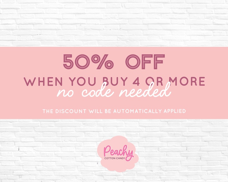 Op de afbeelding: Roze en witte afbeelding met de tekst "50% OFF WHEN YOU BUY 4 OR MORE no code needed THE DISCOUNT WILL BE AUTOMATICALLY APPLIED" en een roze wolk met de tekst "Peachy COTTON CANDY".