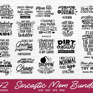 Pode incluir: Um conjunto de 42 designs digitais em preto e branco com cita&ccedil;&otilde;es sarc&aacute;sticas sobre a maternidade. Os designs incluem frases como "Eu era cool", "A vida de m&atilde;e alimentada pelo amor, alimentada pelo caf&eacute;, sustentada pelo vinho", "Perseguir crian&ccedil;as pequenas &eacute; meu cardio", "Sujeira e brilho, m&atilde;e de ambos", "&Agrave;s vezes abro a boca e minha m&atilde;e sai", e "N&atilde;o me tente, m&atilde;e 24/7".