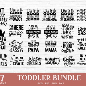 Pu&ograve; includere: Un set di 37 design SVG in bianco e nero a tema bambini piccoli. I design includono frasi come "Mangia Dormi Distruggi Ripeti", "Anima Piccola Sassy", "Selvaggio Come I Miei Ricci", "Sono Qui Solo Per Gli Spuntini", "Tutti I Miei Pantaloni Sono Sassy", "Cerco Di Essere Bravo Ma Somiglio A Mio Pap&agrave;", "Ho Un Amore Pazzesco Per Il Mio Pap&agrave;", "Tieni La Mia Scatola Di Succo E Guarda Questo", "Terribili Due Anni Ce L'Ha Fatta", "In Mia Difesa Ero Senza Supervisione", e "Cardio Di Mamma".