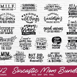 Pode incluir: Uma cole&ccedil;&atilde;o de 42 designs SVG de m&atilde;e sarc&aacute;stica em preto e branco. Os designs apresentam ditos humor&iacute;sticos sobre a maternidade, como "C&eacute;rebro de m&atilde;e", "Preciso de um duplo shot do que meus filhos est&atilde;o tomando", e "S&oacute; uma boa m&atilde;e com uma boa playlist".