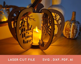 Puede incluir: Una linterna de calabaza de Halloween de madera con un diseño de casa encantada, telaraña y árbol. La linterna está iluminada con una vela y tiene un diseño recortado.