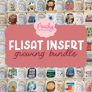 Op de afbeelding: Een verzameling kleurrijke, geïllustreerde FLISAT-inzetbakken voor het IKEA FLISAT-speelgoedopslagsysteem. De bakken hebben verschillende thema's, waaronder dieren, voedsel en alledaagse voorwerpen. De tekst "FLISAT INSERT growing bundle" wordt weergegeven op een roze achtergrond.