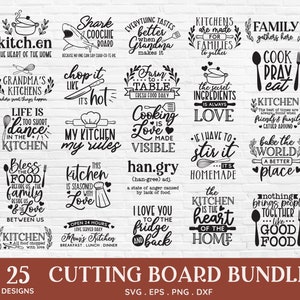 K&ouml;nnte beinhalten: Ein Set mit 25 schwarz-wei&szlig;en SVG-Designs f&uuml;r Schneidebretter zum Thema K&uuml;che. Die Designs zeigen verschiedene k&uuml;chenbezogene S&auml;tze und Bilder, wie z. B. "kitch.en", "Omas K&uuml;chen", "Das Leben ist zu kurz, tanze in der K&uuml;che", "Meine K&uuml;che, meine Regeln", "Segne das Essen vor uns, die Familie neben uns und die Liebe zwischen uns", "Diese K&uuml;che ist mit Liebe gew&uuml;rzt", "Alles schmeckt besser, wenn Oma es macht", "Vom Bauernhof auf den Tisch", "Kochen ist Liebe, sichtbar gemacht", "han.gry", "K&uuml;chen sind f&uuml;r Familien gemacht, die sich treffen", "Die geheime Zutat ist immer Liebe", "Wenn ich r&uuml;hren muss... ist es hausgemacht", "Die K&uuml;che ist das Herz des Zuhauses", "Familie versammelt sich hier", "Kochen, beten, essen", "K&uuml;che, die besten Zeiten sind immer, wenn Freunde und Familie zusammenkommen", "Backe die Welt zu einem besseren Ort", "Nichts bringt Menschen zusammen wie gutes Essen".