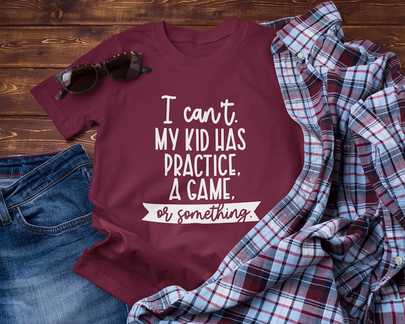 Pode incluir: Camiseta vinho com texto branco que diz "N&atilde;o posso. Meu filho tem treino, um jogo ou algo assim."