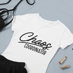 Pode incluir: Camiseta branca com texto preto que diz "Chaos Coordinator".