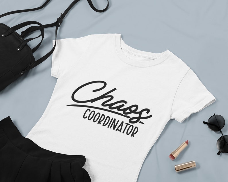 Pode incluir: Camiseta branca com texto preto que diz "Chaos Coordinator".