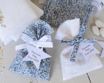 Sacolas de lembrancinhas Katie e Millie na cor azul Liberty para batizados e casamentos, com etiquetas personalizadas / sacolas de linho branco para lembrancinhas de primeira comunhão.