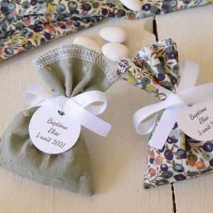 Liberty Wiltshire Tauftüten aus grünem Plumetis - Beutel mit personalisierten Etiketten für das Glaubensbekenntnis
