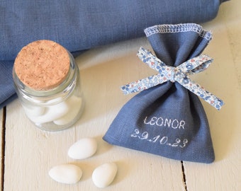 Ballotins dragées baptême Lin bleu & Liberty Eloise bleu / Sachet avec broderie prénom date / Cadeaux invités baptême communion