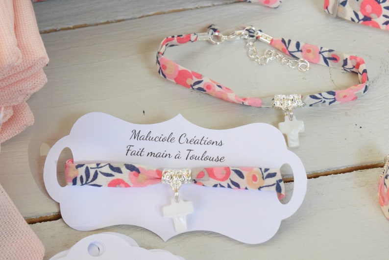 Accessoires baptême cérémonie : ballotins dragées, noeud papillon, bandeau bébé, bracelet croix nacre en liberty wiltshire pois de senteur Bracelet croix nacre