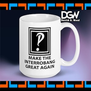 Puede incluir: Taza de cerámica blanca con un símbolo de interrobang en blanco y negro dentro de un marco cuadrado. El texto "MAKE THE INTERROBANG GREAT AGAIN" está impreso debajo. La taza tiene un asa curva y el logotipo DGW Derrick G. Wood.