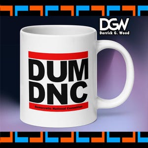 Peut inclure: Mug en céramique blanche avec le texte "DUM DNC" en lettres noires grasses, avec une bande rouge au-dessus et en dessous du texte. Les mots "Democratic National Committee" sont imprimés en rouge en bas. La tasse a une anse blanche et le nom "Derrick G. Wood" est imprimé sur le côté.