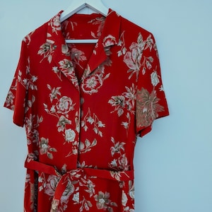 Vestido vintage con cinturón talla estampado floral rojo. 38 - 50 años 60 años