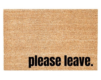 Puede incluir: Una alfombra de coco marrón con el texto "please leave." impreso en negro.