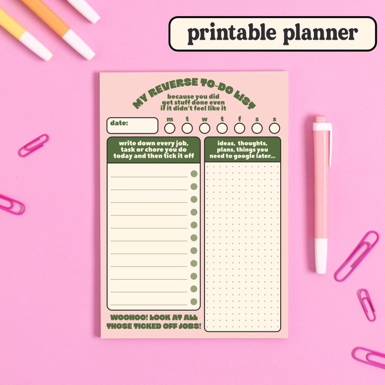 Puede incluir: Un planificador imprimible con fondo rosa y detalles verdes. El planificador tiene una secci&oacute;n para escribir tareas y una secci&oacute;n para ideas. El texto en el planificador dice "My Reverse To-Do List" y "Woohoo! Look at all those ticked off jobs!"