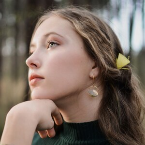Boucles d&#39;oreilles TESS aux monture dorées à l&#39;or fin 24 carats